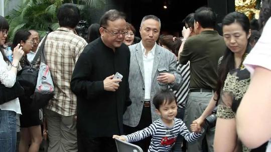 王刚|2008年，60岁的王刚爱上了20多岁的漂亮教授郑艳东，但意外怀孕了！