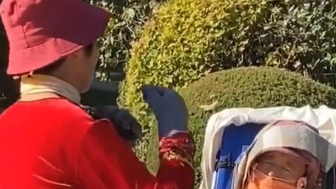 大妈给坐轮椅的大爷跳舞，网友看清之后乐了：没有一口饭是白吃的