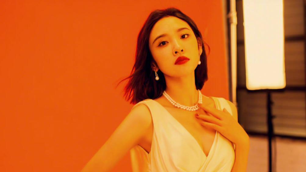 唐艺昕|唐艺昕发博晒上班下班五宫格随拍！摄影师是不是张若昀？