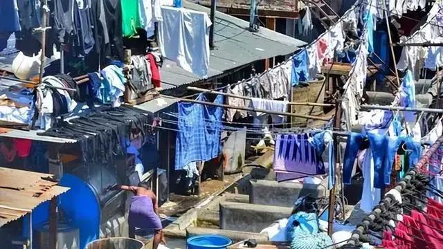印度洗衣厂：几千名员工、一天洗20万件衣服，却没见洗衣机的踪影