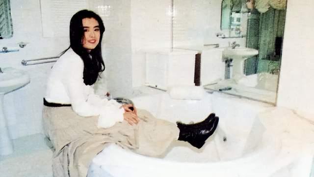 王祖贤|55岁王祖贤近照素面朝天，发丝泛白令人感慨，双手合十内心充实