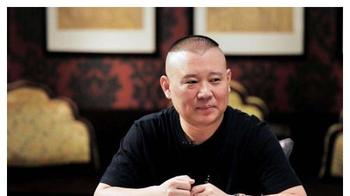 冯巩|65岁冯巩被女明星喂葡萄 二人穿短裤腿紧紧靠一起 老婆看到会怎么想