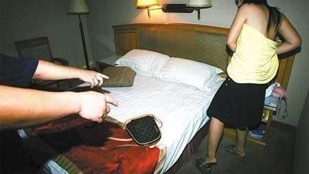 妙龄女赴台接客数十人仅赚3800元，有人进门就脱，光身被抓现行