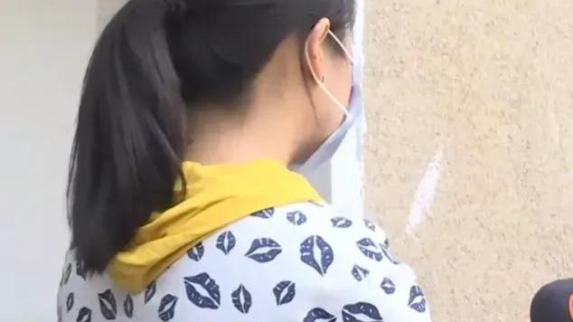 六旬父亲再婚小24岁娇妻，晚年得子后抢大儿子房产，被打出家门