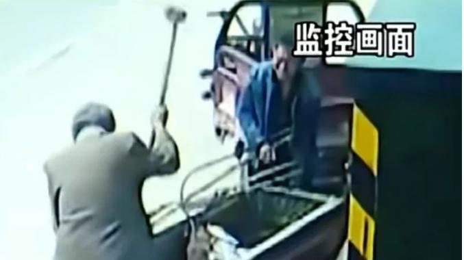 福建泉州，一位老人在垃圾桶旁边看到一个玻璃柜子，以为没人要了，就拿起锤子砸烂