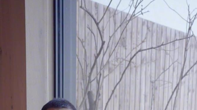 李亚鹏|51岁李亚鹏陪妻子在家煮茶唱歌烤橘子，豪宅宽敞别致超大庭院曝光