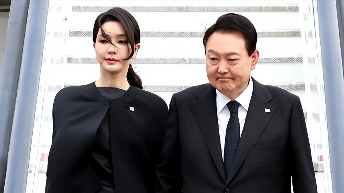 医院 韩国第一夫人在美国穿韩服亮相！罕见盘起头发更惊艳，真是太嫩了