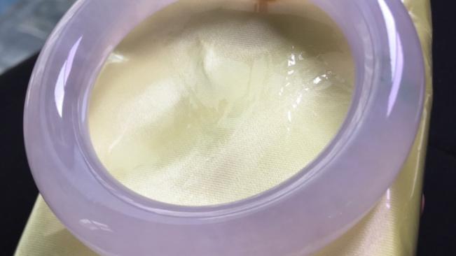 翡翠手镯|翡翠手镯的秘密，几块钱一张的塑料纸，怎么会用在手镯上面？