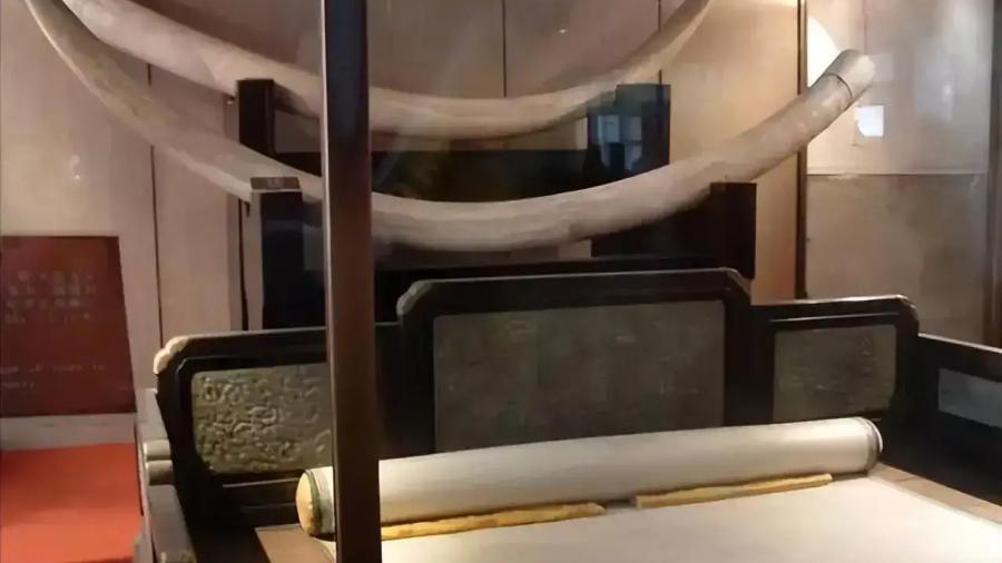 老太太在晒凉席，2个男子开口问：500块能不能卖给我？老太太：不卖！快走！