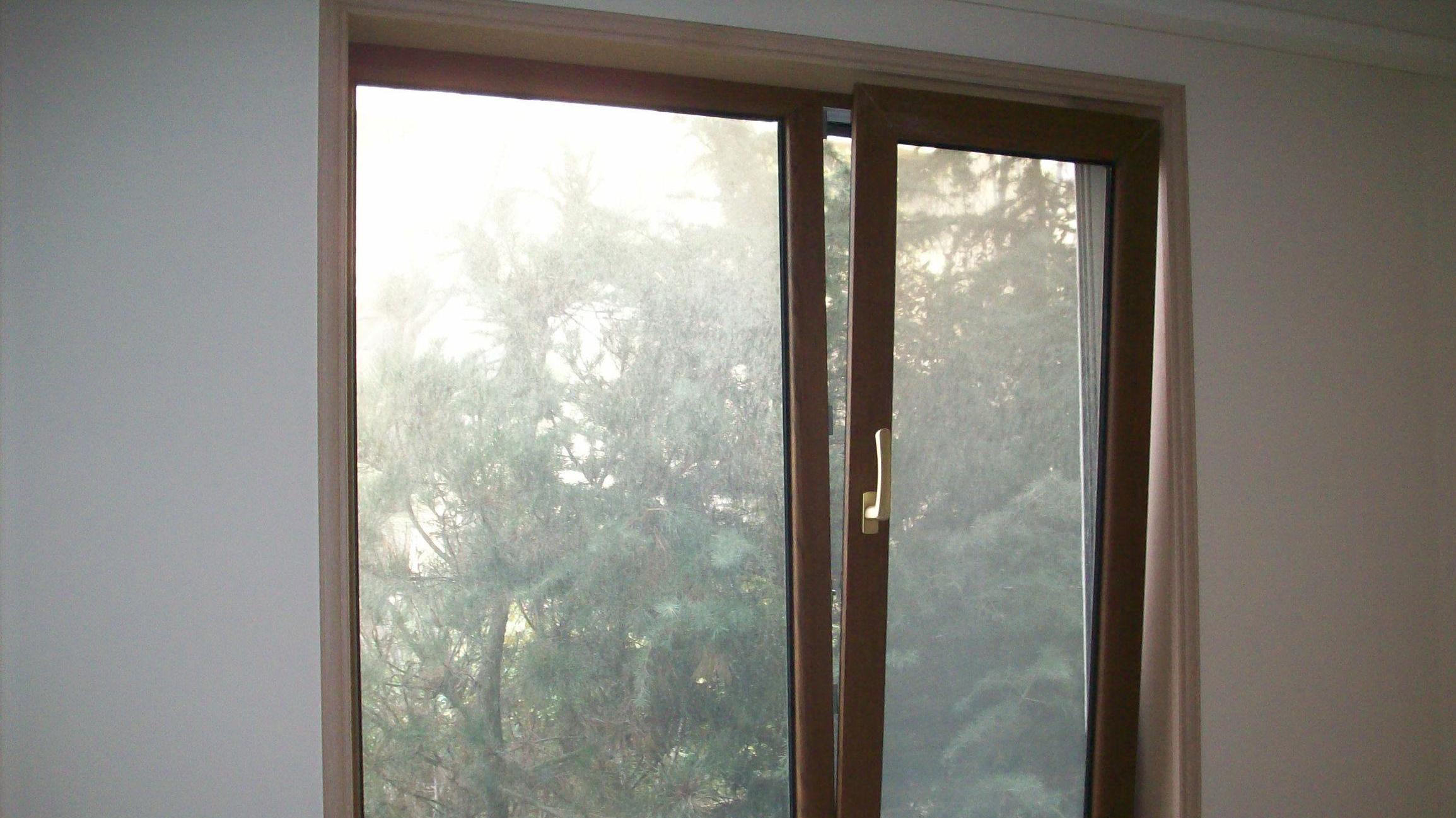 听完老店家的这番话才知道，原来阳台装这种窗户保暖又隔音！