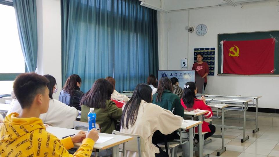 大学|为什么刚一入学，导员就让学生申请入党？原来里面“猫腻”这么多