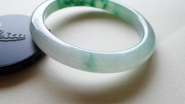 翡翠手镯|翡翠手镯很经典，典雅又高贵，具有非常高的收藏价值！