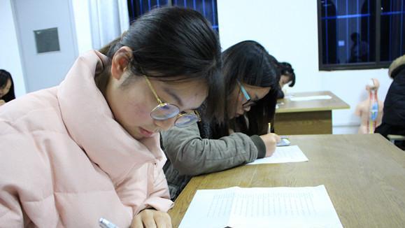 教师|取消非师范生呼声渐高，反对声引热议，官方回应让师范生开心不已