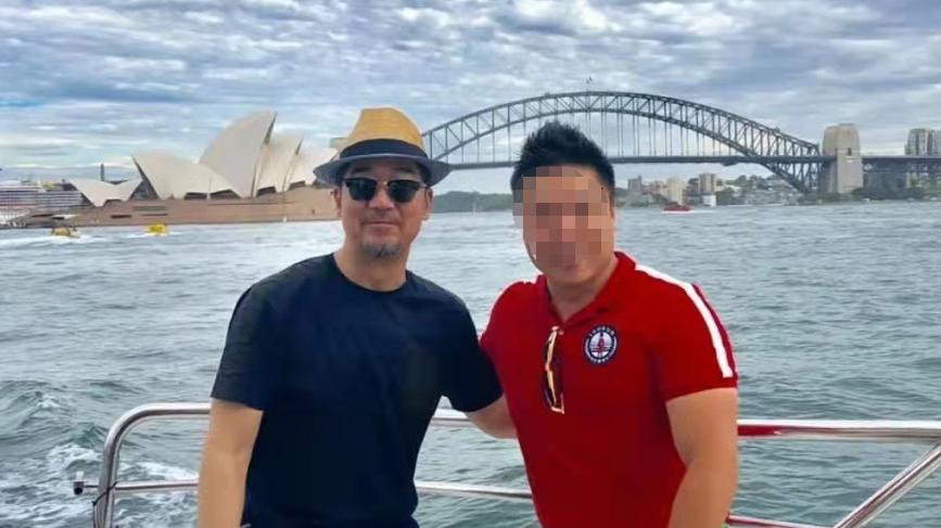 张国立|67岁张国立移民国外？坐游艇吃大餐，与制服美女亲密合影惹争议