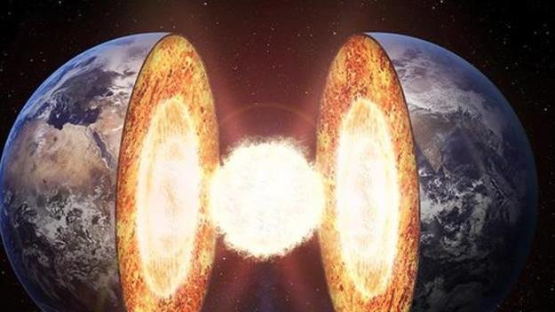 地球深处发现两个巨大“结构”，高度超珠峰100倍，是外星残骸？