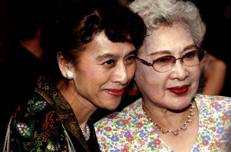 栗原小卷 77岁的栗原小卷：比年轻时还会穿，烫卷发也不显老，美了一辈子