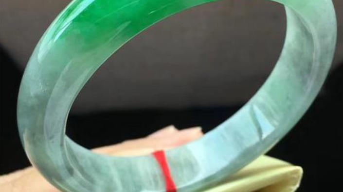 翡翠手镯|翡翠手镯昂贵吗？不同价位的手镯差距在哪里？手镯的档次之分