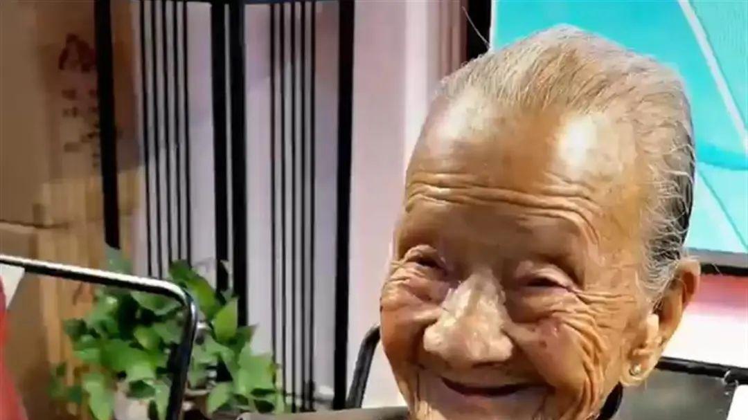 110岁母亲和88岁儿子手拉手逛街，网友：88岁还有妈妈好幸福