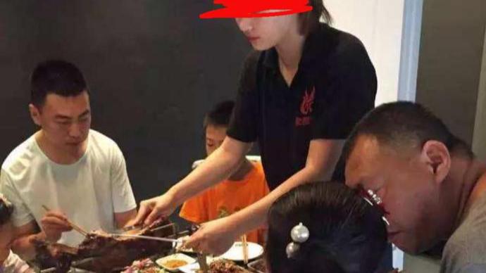 男子当人丈夫面调戏别人老婆强迫女子索要微信, 开头很狂结局怂了