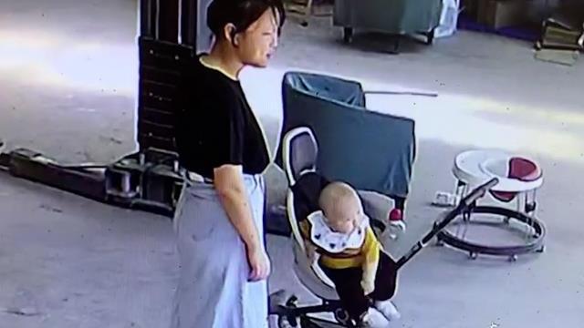 河南一男子送妻子520礼物，俩人满脸娇羞转身就走，萌娃反应亮了