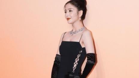 佟丽娅|?佟丽娅身材娇小却有料，穿黑色吊带裙婀娜多姿，39岁完美御姐范