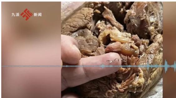 黑龙江哈尔滨，一男子在市场支付76元购买肘子后，声称吃出钢丝