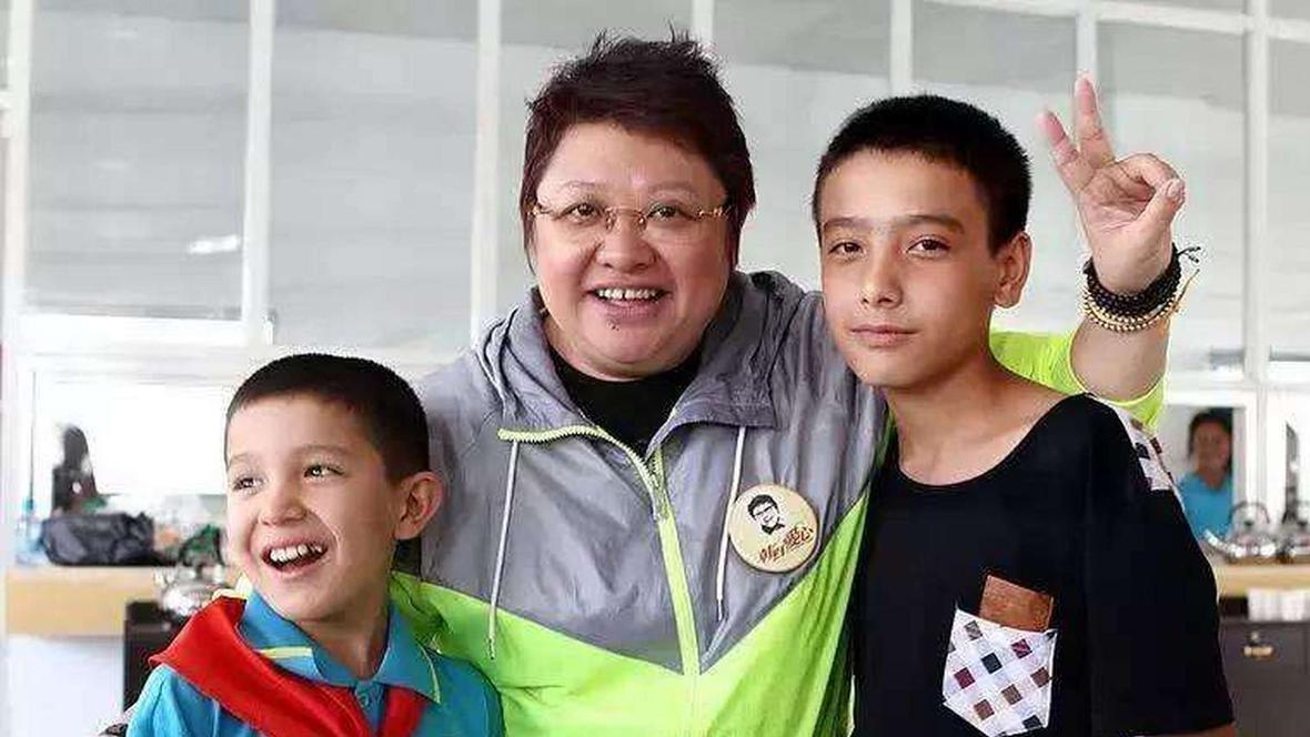 糟糕!他是天蝎座|韩红9岁时曾被继父扫地出门，当她年入5000万之后，继父又回头认亲