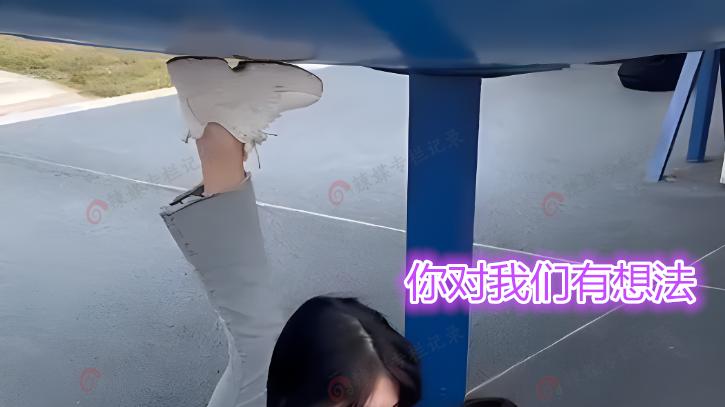 两女子在飞机下睡觉，男管理员上前沟通：想睡觉去我家，我家床大