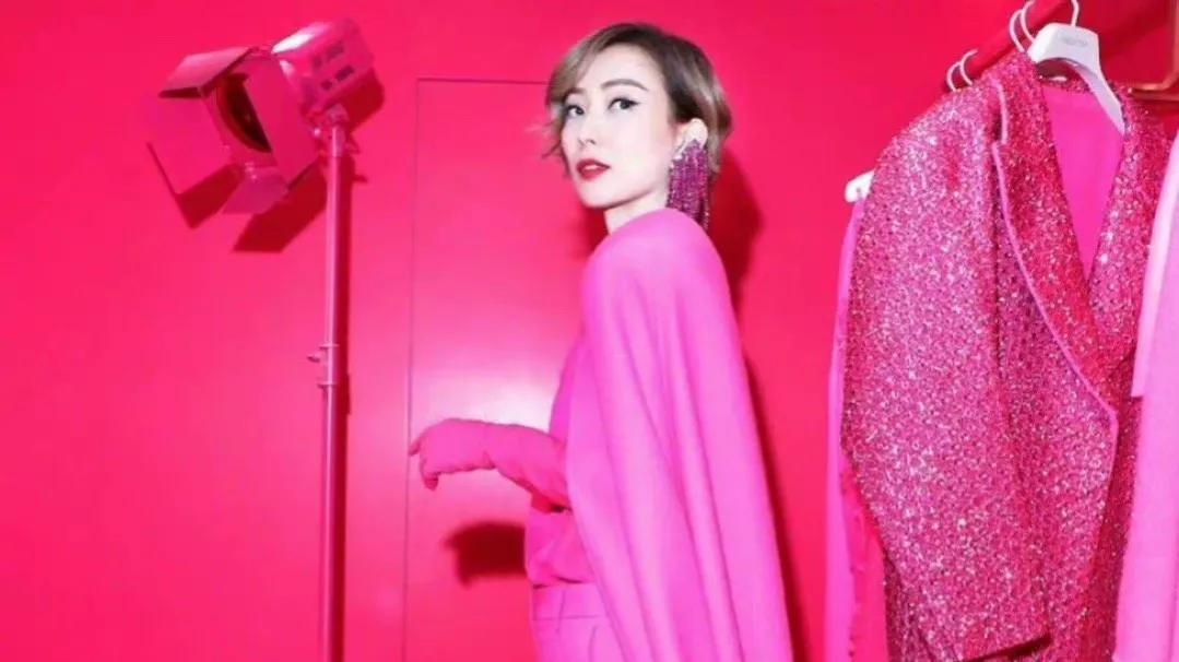 郑秀文|郑秀文太有女王范儿！背景墙和身上穿的衣服都是粉红色，十分炫目