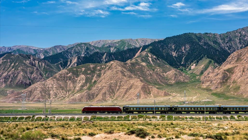 川藏公路|川藏铁路2026年建成，川藏铁路开通后，川藏公路还会有人走吗？