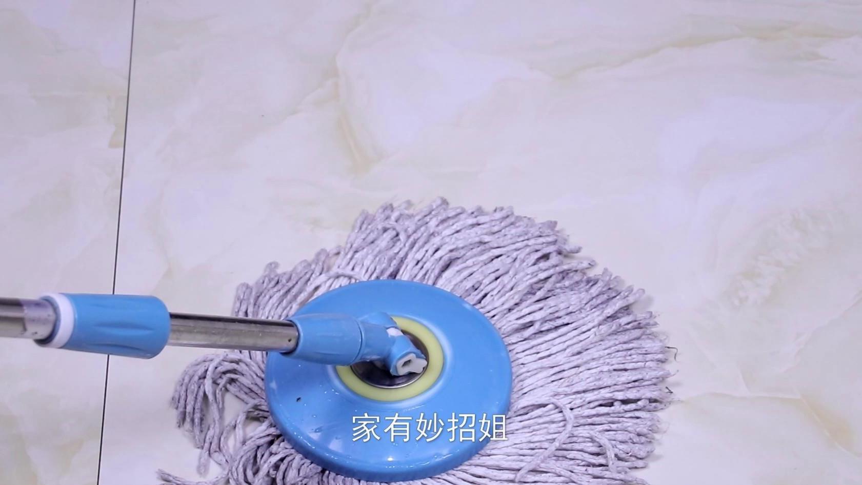 拖把拖脏了，只是用清水随便投洗一下，其实这样清洗拖把才会干净