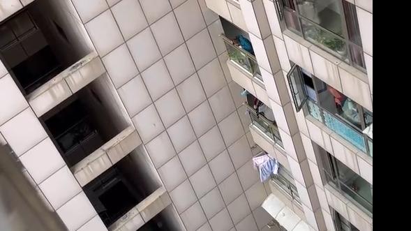 四川一对母女坠楼？物业称“孩子才几个月大”，警方：正在调查