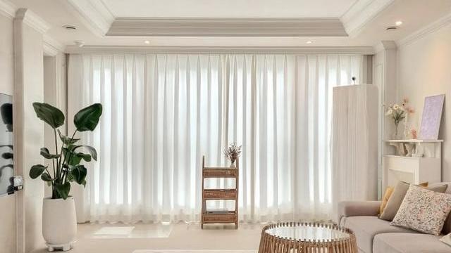 80出租房，小姐姐花时间改造下，客厅只刷白墙，也足够舒适温馨