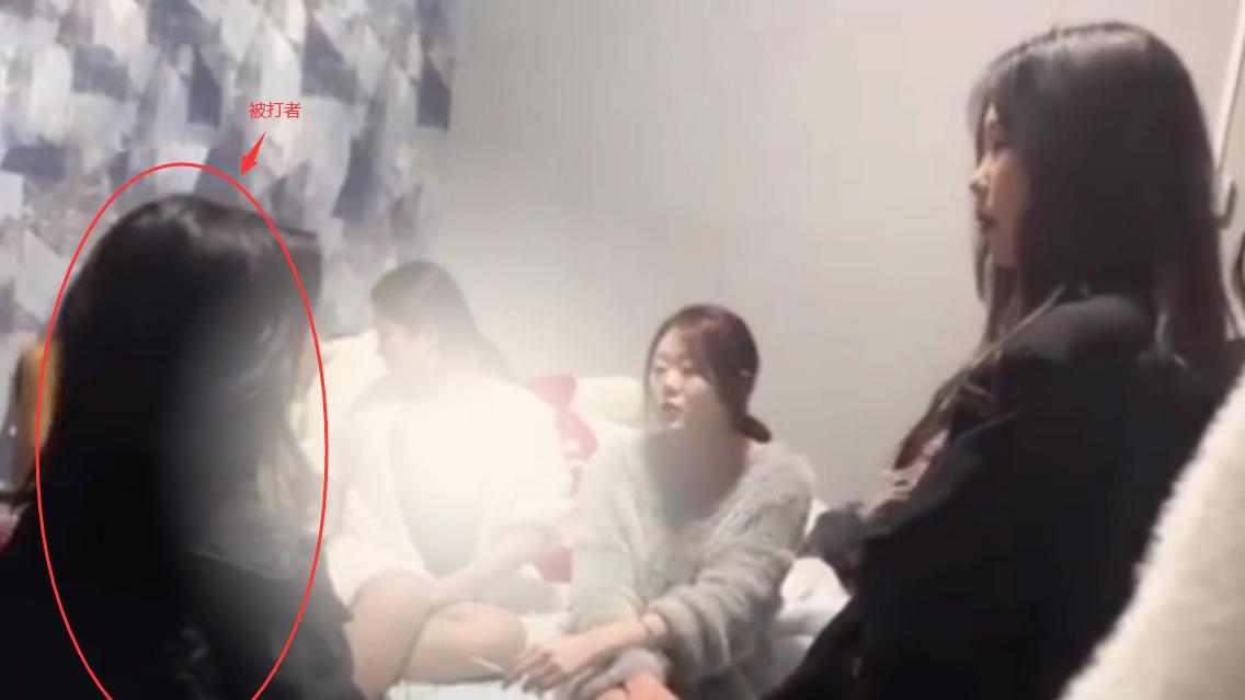 太猖狂！女子在宿舍内遭多名同龄女子殴打被逼下跪，警方回应了
