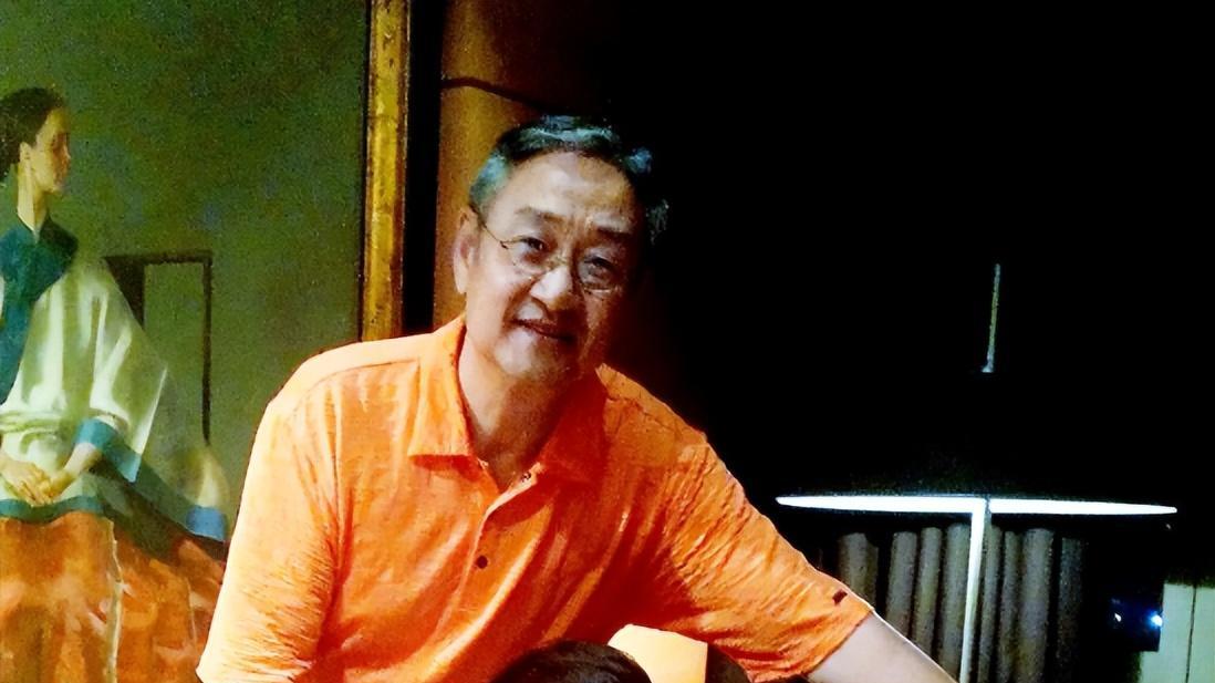 宋丹丹|宋丹丹素颜现身酒店门口! 双手抱胸太霸气，老公一头银发好显眼