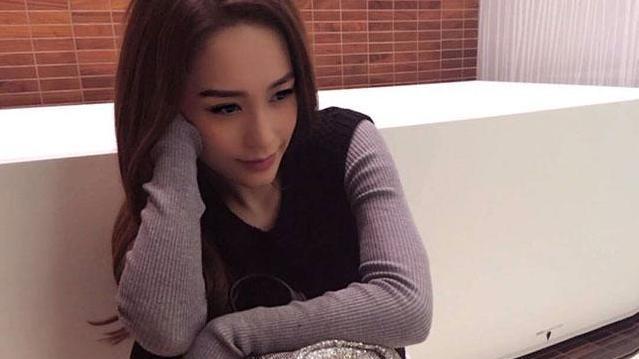 参观钟欣潼香港的家，住在很普通的平民房，连客厅沙发都很老旧