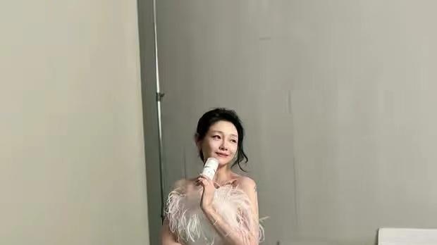 大S|大S带具俊晔家庭聚会！和丈母娘同框羞红脸，小s依偎妈妈变乖乖女