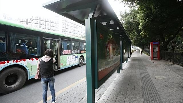 南京公交站突发枪案，年轻女子公然行凶，背后有何隐情？