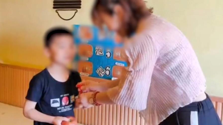 四川一小女孩摔倒，男同学不在场变“祸首”？对方家长还索赔10万