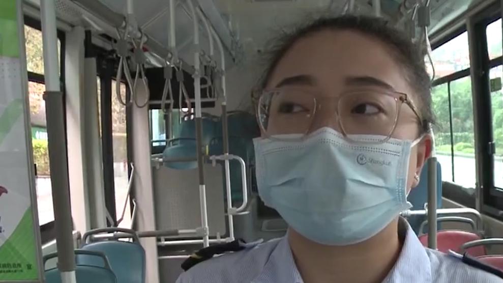 事发在重庆一公交站，现场一轿车司机昏迷，公交车司机出手相救