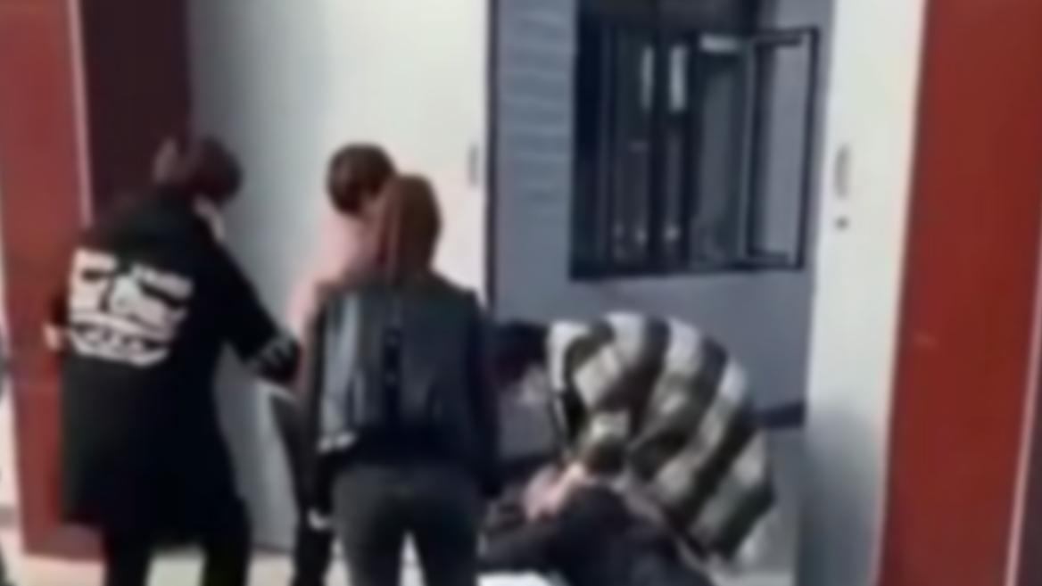 因婚前协议气不过，上男方家怒砸东西，网传女子打胎盒装“奉还”男方家人崩溃痛哭，民警