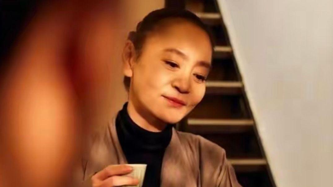 刘雪华才是优雅老去的代表：穿衣不花哨，皱纹不掩饰，气质很高级