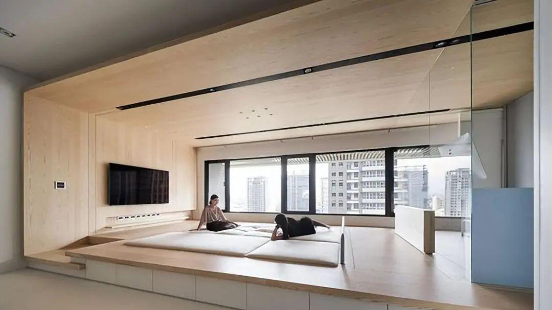 大横厅配7米长阳台，全打通一半装地台休闲，一半封玻璃多功能房