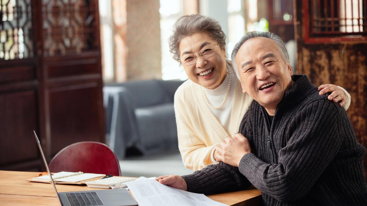 高龄津贴是每满5年提高一个档次吗？年满65岁能领取吗？