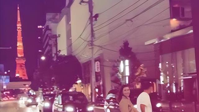 李嘉欣|李嘉欣牵手许晋亨同游东京，力破夫妻不和传闻，两人依旧很腻歪