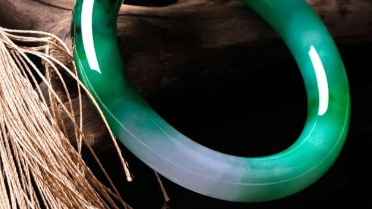 翡翠手镯|翡翠手镯不要踩雷区，一定要识货，不然会后悔莫及的