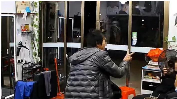 福建泉州，一男子进到某理发店，扑通一下跪在地上，向理发店的黄先生借30元