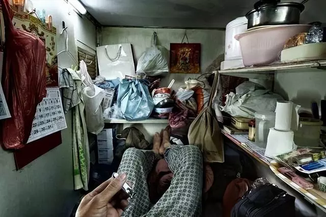 西装全套的二道贩子告诉你，香港人有多在乎体面