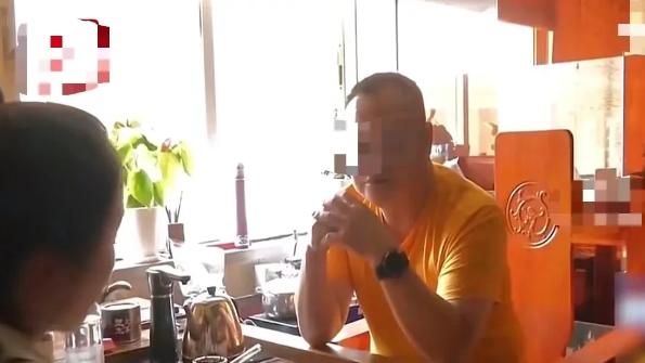 浙江台州，男子的儿子在5年前出了一场车祸，右腿被压烂没钱治疗