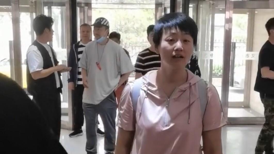 于谦|于谦小10岁娇妻近照似少女，被指撞脸马伊琍，和身旁人热聊没架子